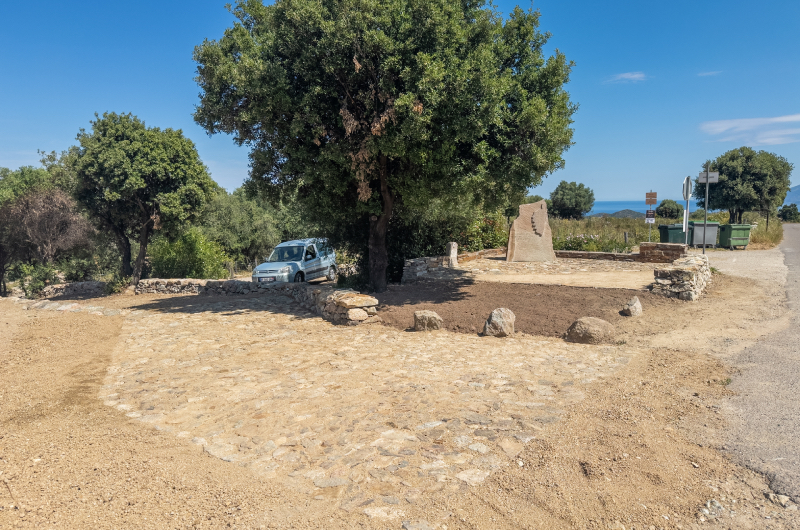 Dalle en pierre sèche traditionnelle piste de Saleccia à Casta
